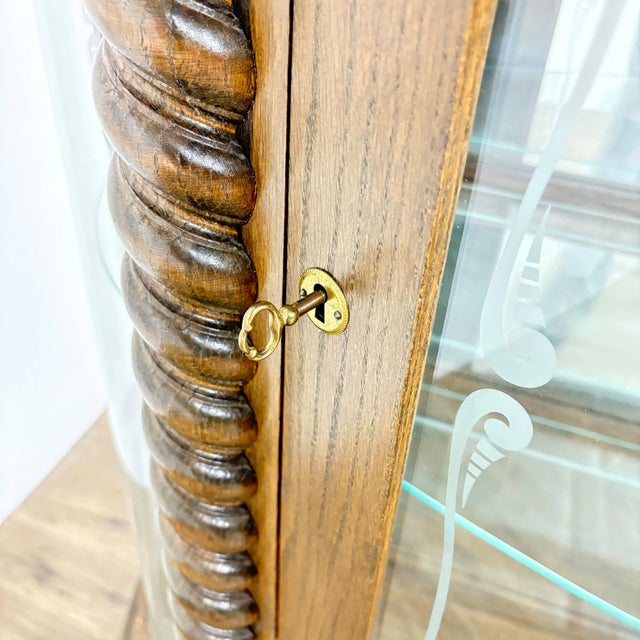 Early 20th Century Antique European Revival Curved Glass Display Cabinet Early 20th Century For Sale - Image 5 of 9