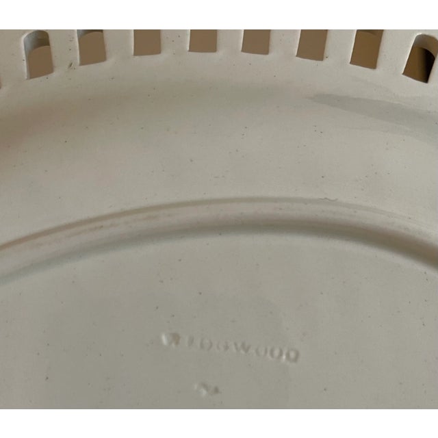 English Late 19th Century Creamware Wedgwood Reticulated Oval Basket With Underplate For Sale - Image 3 of 8