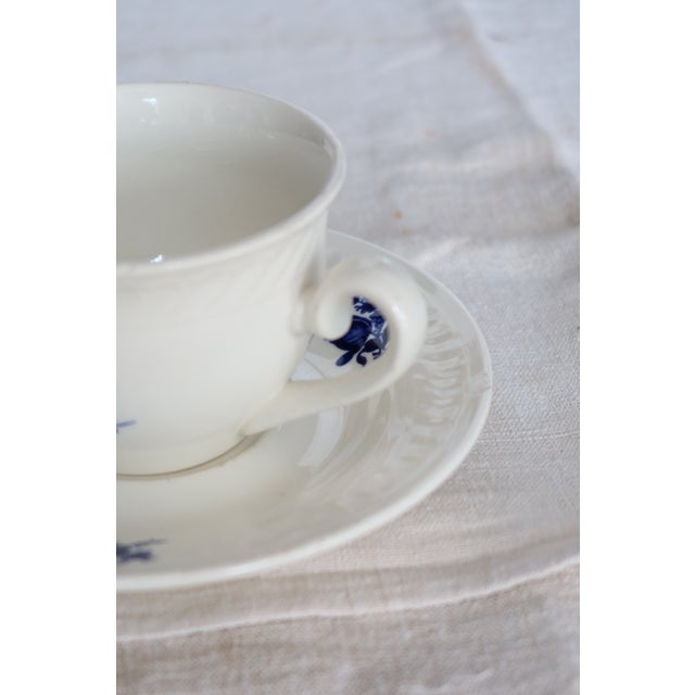 1970s Vintage Ivory Earthenware Teacup and Saucer with Blue Floral Pattern from Gien, 1970s, Set of 2 For Sale - Image 5 of 6