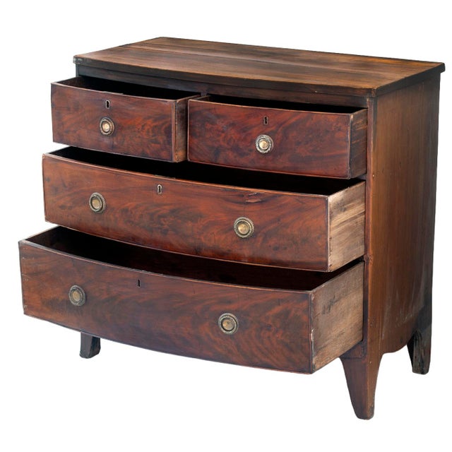 Early 19th-Century English George III Mahogany Bow-Front Chest of Drawers For Sale In Los Angeles - Image 6 of 6