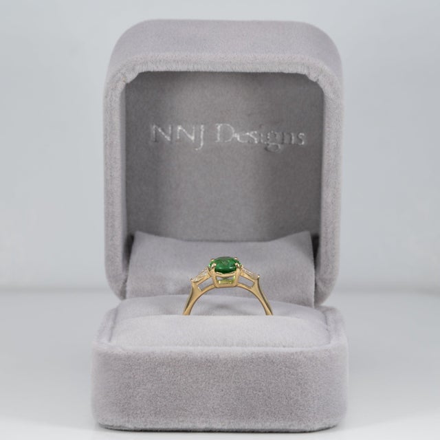 1.8Ct Tsavorite Garnet Ring With Earth-Mined Diamond Accents: Solid 18k Gold, Size 6.75 For Sale - Image 4 of 9