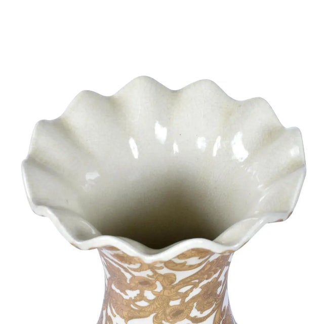 Chinese Porcelain Yuhuchunping 30 Inch Gold and White Palace Vase With Scalloped Top For Sale - Image 4 of 12