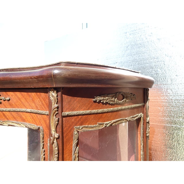 Vintage French Louis XV Vitrine Brass Curio Display Cabinet Made in Spain #2 For Sale In Los Angeles - Image 6 of 16