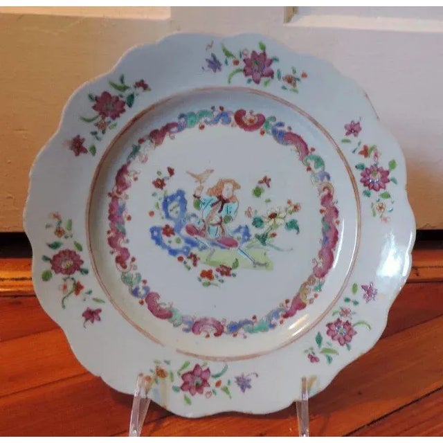 18th Century Chinese Export Porcelain Famille Rose European Subject Flower Seller Plates - A Pair For Sale In New York - Image 6 of 11