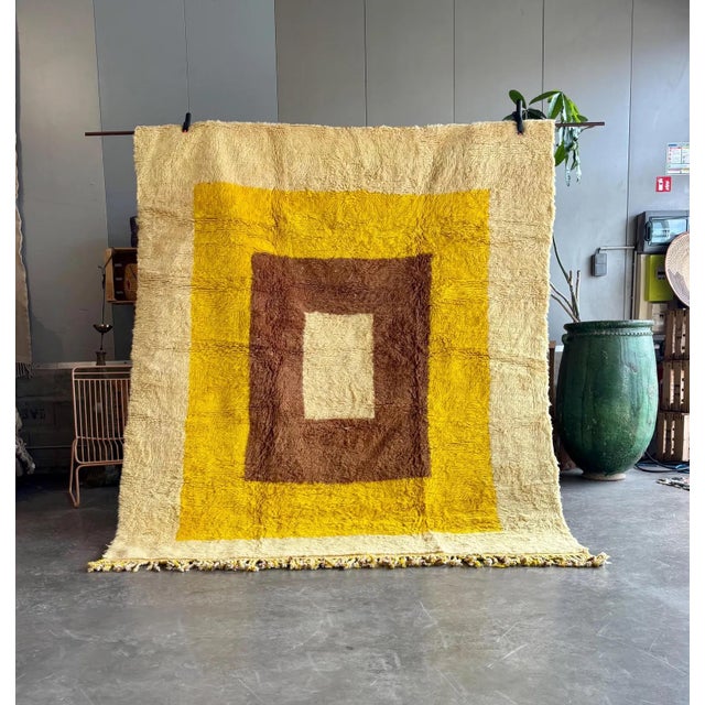 This beautiful modern Moroccan wool rug adds a touch of art and culture to any space. Handcrafted by skilled artisans, the...