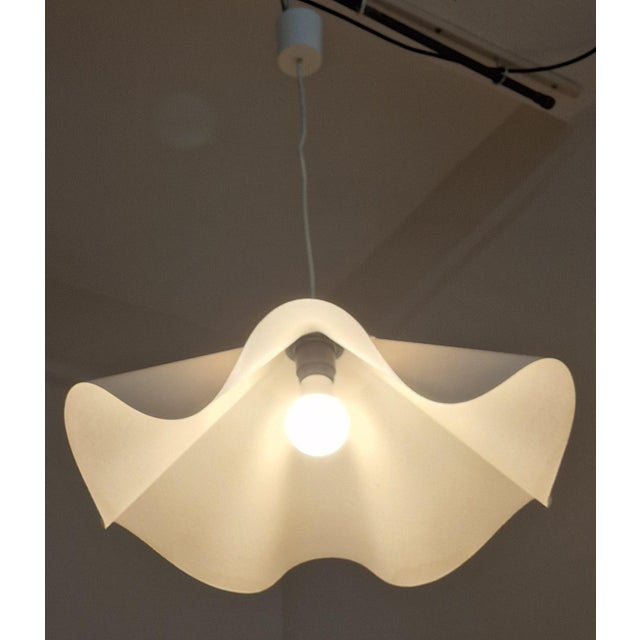 1970s Vintage Tovaglia Tablecloth Lamp in White Vinyl with Plastic Mount, 1970s For Sale - Image 5 of 7