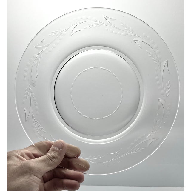 American 1960s Vintage Set of 8 Etched Garland Leaf Salad or Luncheon Plates For Sale - Image 3 of 4