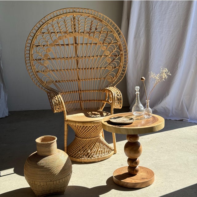 Coffee table in solid suar wood with a central pedestal base and spheres. Height: 56.5cm; Diameter: 55.5cm. Weight: 13kg....