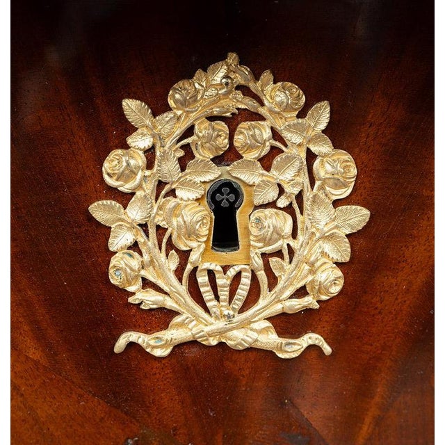 Antique Empire Style Chest of Drawers in Mahogany Veneer with a Gray Bardiglio Marble Top, France, Early 19th Century For Sale - Image 4 of 7