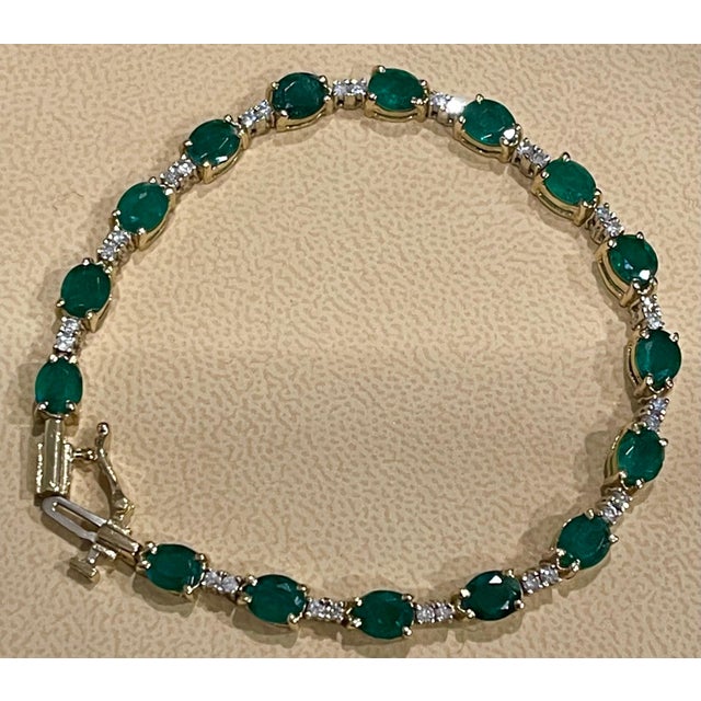 12 Ct Natural Brazilian Emerald and Diamond Tennis Bracelet 14 Karat Yellow Gold For Sale - Image 4 of 8