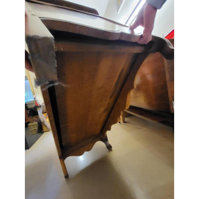 Louis XV Style Crossbow-Shaped Commode in Walnut, France For Sale - Image 16 of 18