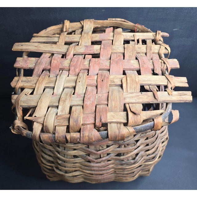 Mid 20th Century Antique Northeast Woodlands Style Lidded Pack Basket Heavy Splint Black Ash Gathering Vessel For Sale - Image 5 of 12