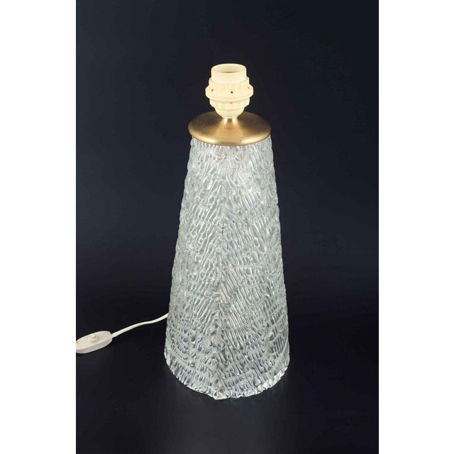 Conical Table Lamp in Clear Crystal Glass and Brass by Carl Fagerlund for Orrefors, Sweden, 1960s For Sale - Image 3 of 6