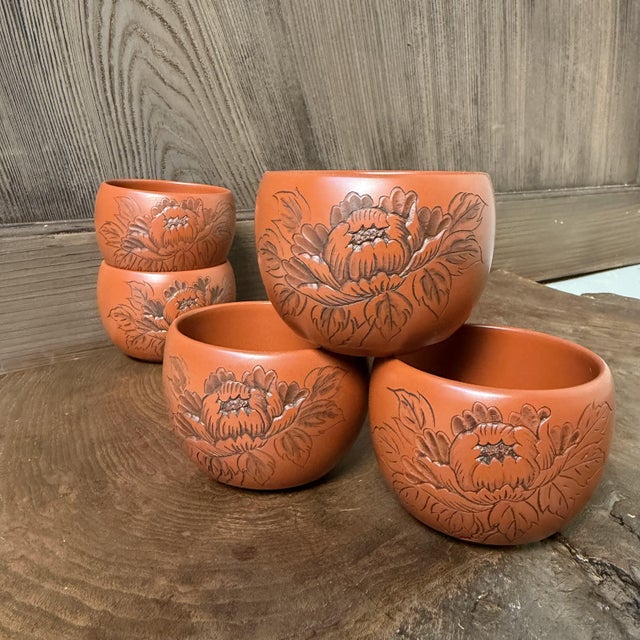 1970s Tokoname Teaware in Shudei Clay with Floral Decor, 1970s, Set of 5 For Sale - Image 5 of 13