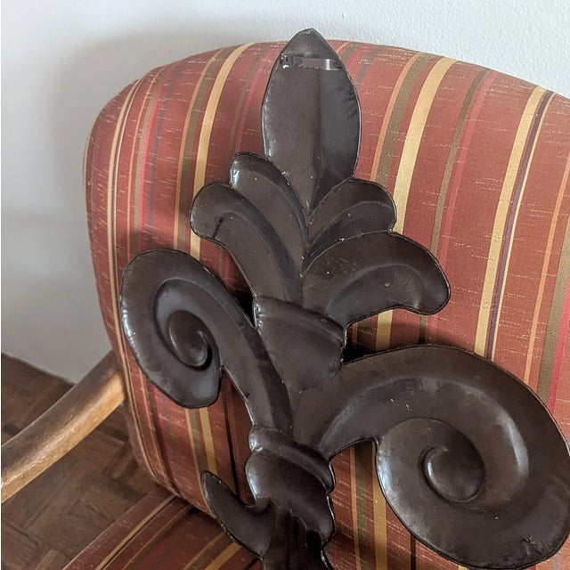 French Provincial Fleur De Lis Wall Hanging, Rubbed Silver For Sale - Image 3 of 4