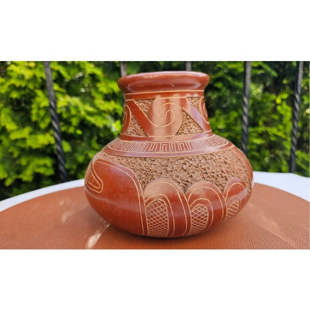 Dimensions: height 17.2 cm; width at the widest point 18.5 cm; inner opening diameter 8.2 cm; outer opening diameter 10.2 cm.