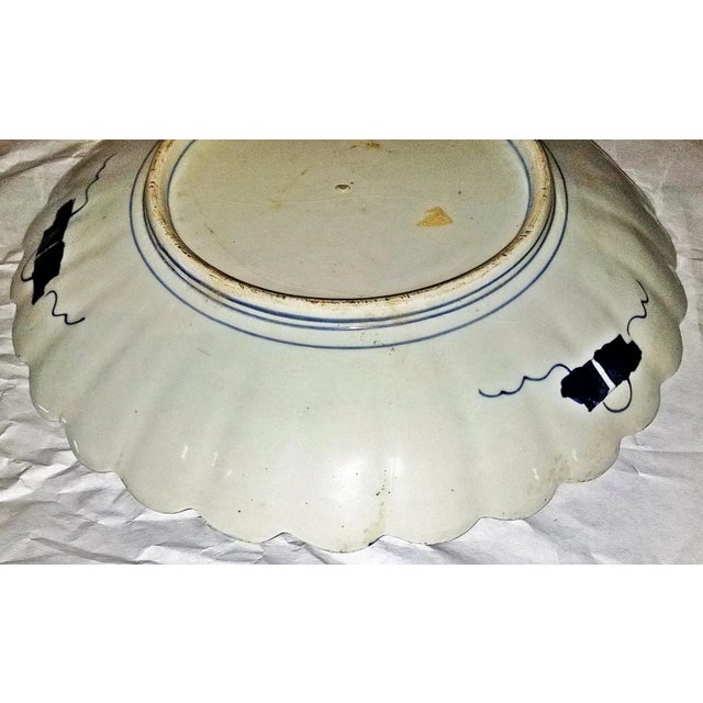 Late 19th Century Antique Late 19th Century Japanese Imari Scalloped Charger Bowl For Sale - Image 5 of 6