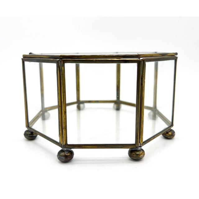 1980s Vintage Brass & Glass Octagonal Display Box / Jewelry Casket - Hollywood Regency, Mid-Century Modern, Modernist For Sale - Image 5 of 11