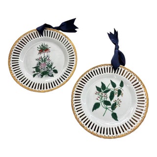 1970s Pair of Floral Hanging Decorative Plates For Sale