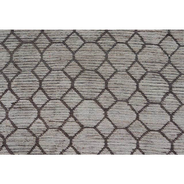 Off-white Modern Hand-Knotted Rug in Wool With All-Over Design in Light Gray & Off White For Sale - Image 8 of 11