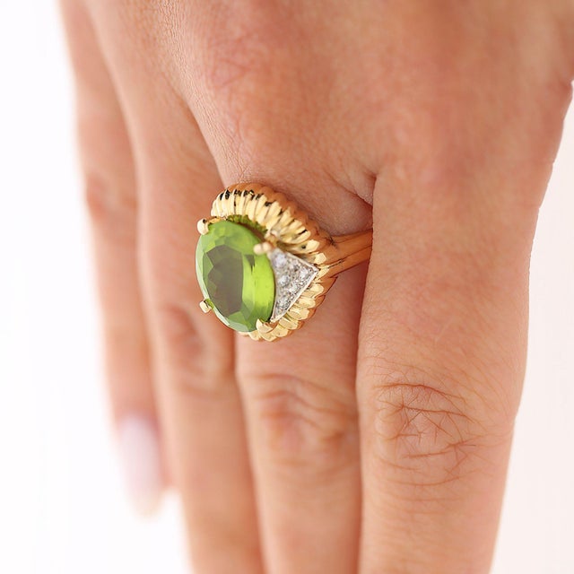 Vintage 6 Carat Oval Cut Peridot 14k Gold Fluted Sunburst Ring, Size 9 For Sale - Image 4 of 11