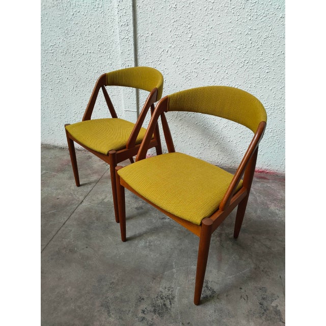 Measurements: Seat height 45cm, width 50cm, depth 49cm, total height 75cm. Set of two dining chairs with a modern and...