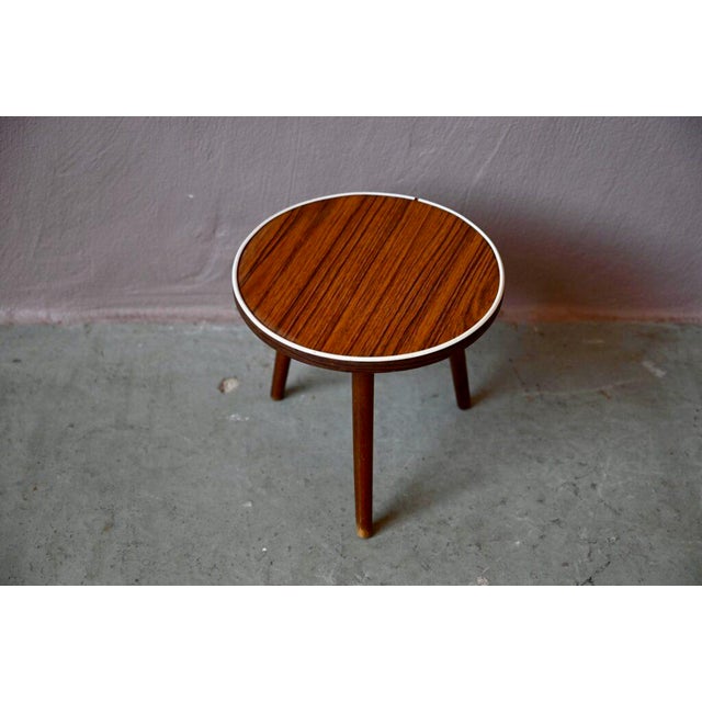 A mini tripod pedestal table with a retro design, all rounded and soft\. It will be discreet but will quickly become...