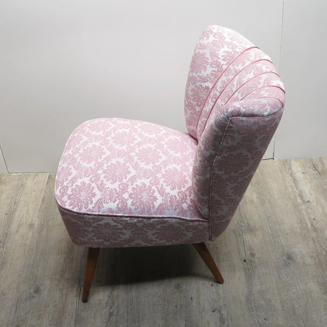 1950s Mid-Century Pink Cocktail Chair with Wooden Legs For Sale - Image 5 of 15