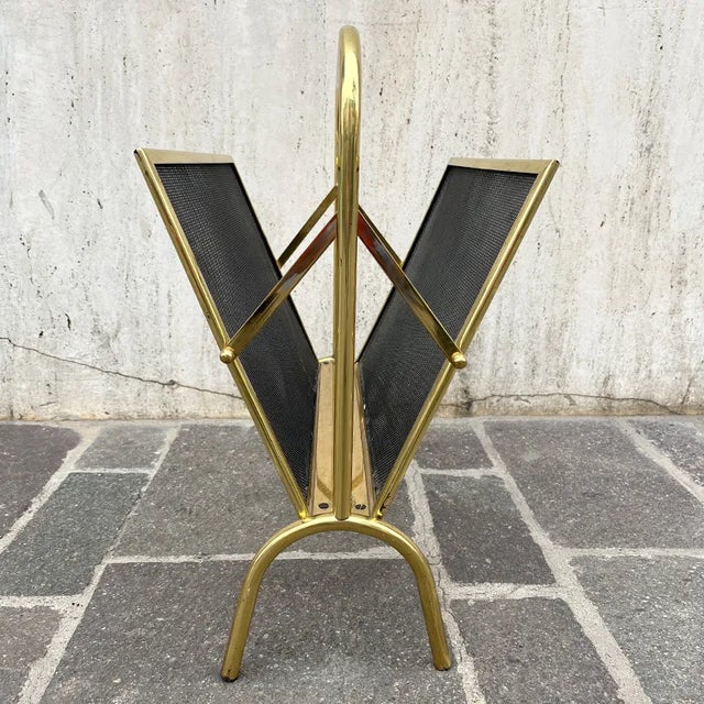 Vintage magazine rack in gilded iron with metal mesh. It has a very elegant line, it will look great next to an armchair....