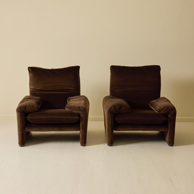 Mid-Century Modern A Vico Magistretti "Maralunga" Chair in New Velvet, Cassina, 1970's. For Sale - Image 3 of 7