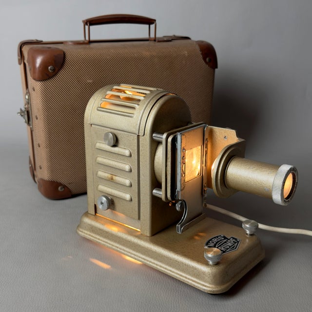 Noris Trumpf Slide Projector with Working Case For Sale - Image 17 of 17