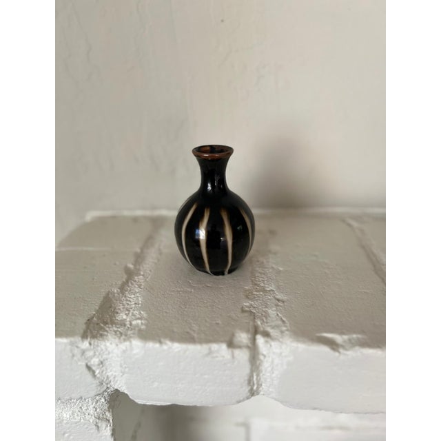 Miniature tenmoku black-glaze studio bud vase with white slip-trailed streaks, late 20th century. Good vintage condition.