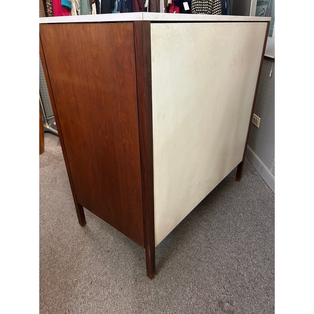 Brown 1960s Florence Knoll Walnut + White Laminate 5 Drawer Chest For Sale - Image 8 of 11
