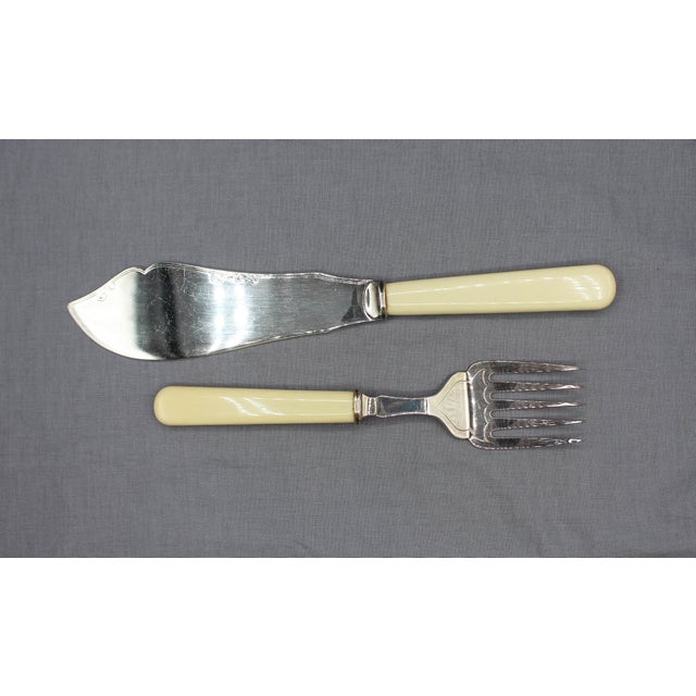 English Early 20th Century Pair of English Silver-Plated Fish Servers in Original Presentation Case For Sale - Image 3 of 9