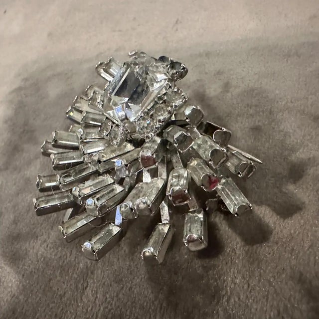 1940s Art Deco Rhinestones and Silvered Metal Italian Brooch For Sale - Image 6 of 7