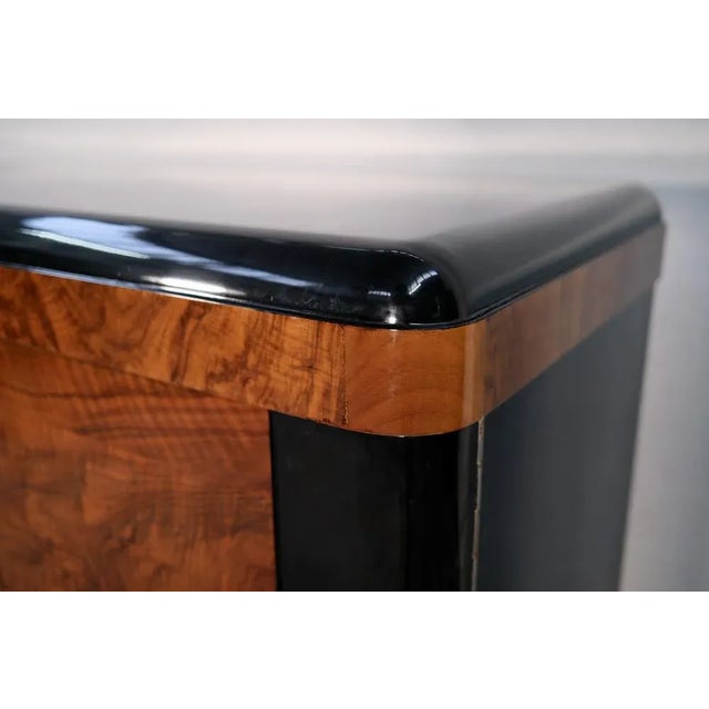 Small Art Deco Sideboard in Walnut with Black High-Gloss Lacquer Accents, 1930s For Sale - Image 4 of 10