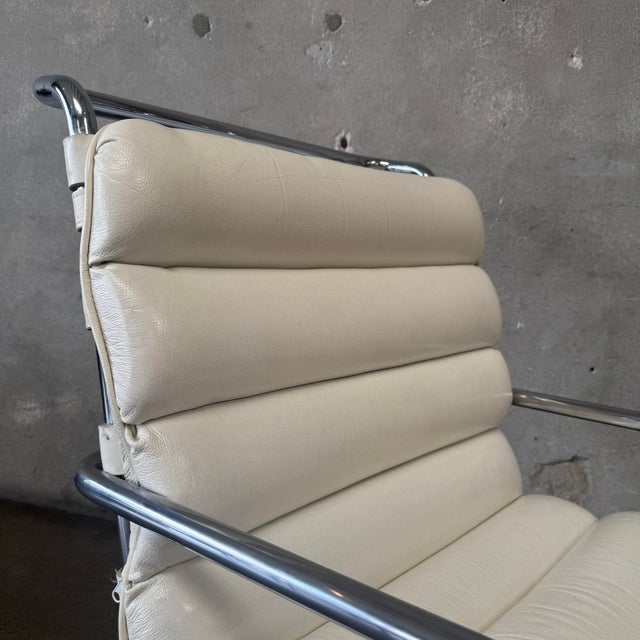1980s Vintage White Leather and Chrome Lounge Chair Attributed to Knoll For Sale - Image 5 of 12