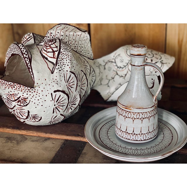 Ceramic Vintage Mid-Century Modern Art Studio Sgraffito Pottery Carafe, Decanter & Matching Chop Plate Set- 2 Pieces For Sale - Image 7 of 12