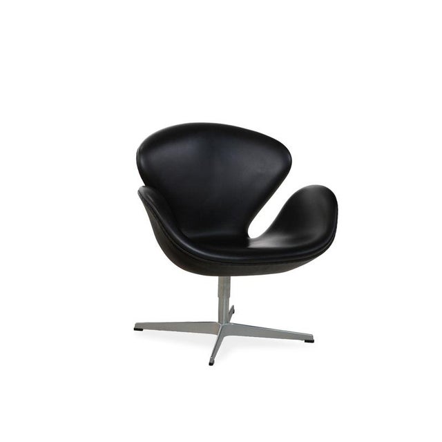 Fritz Hansen Swan Swivel Chair in Black Leather by Arne Jacobsen for Fritz Hansen For Sale - Image 4 of 14