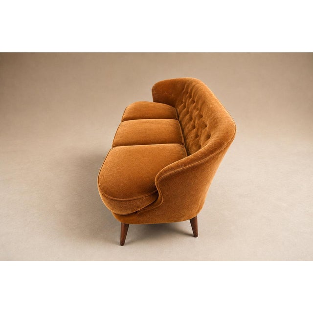 1960s Concha Sofa in Hardwood & Camel Mohair by Joaquim Tenreiro, Brazil, 1960s – Lot 333B For Sale - Image 5 of 17