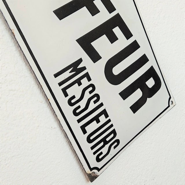 Domed Enamel Coiffeur Sign, 1910s, in Very Good conditions. Designed 1890 to 1919