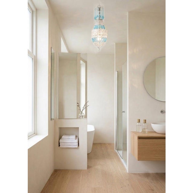 It uses one small, coarse-screw bulb. It doesn't provide much light; it's intended as an ambient light. European Plug (up...