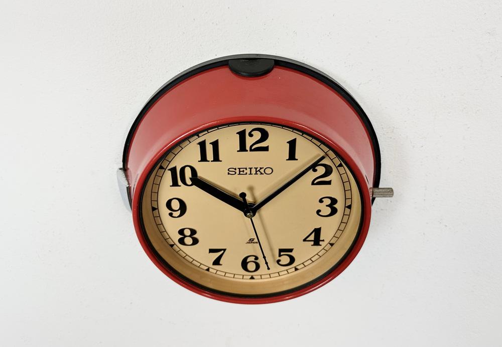 vintage-red-seiko-navy-wall-
