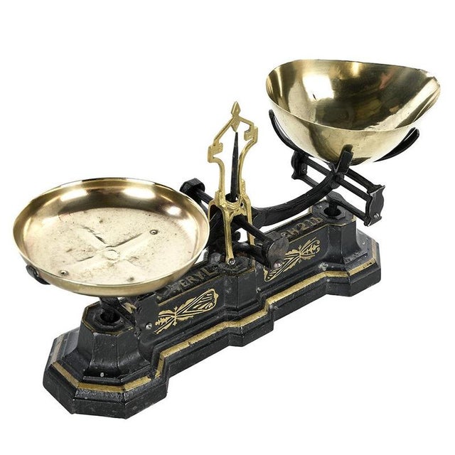 This 20th century Avery English scale combines the elegance of shiny brass with the robustness of black enameled cast...