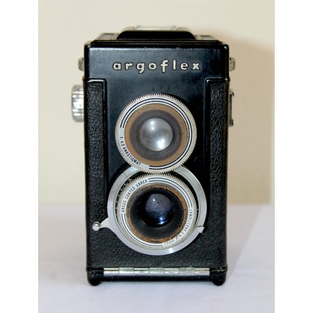 Vintage Argus Argoflex Twin Lens Reflex (Tlr) Camera – Bakelite 120 Film Camera With Argus Anastigmat Lens, Made in Usa, Circa 1950–1952 For Sale In Naples, FL - Image 6 of 16