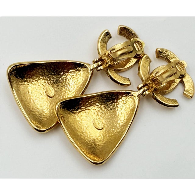 1990s 1990s Pair of Chanel Vintage Gold Plated CC Hammered Triangle Clip on Earrings For Sale - Image 5 of 5