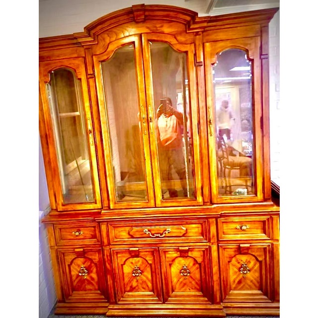 French Provincial 1960s Vintage Thomasville Breakfront China Cabinet For Sale - Image 3 of 4