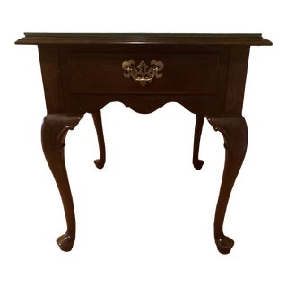 1990s Ethan Allen Georgian Court Queen Anne Side Table with Glass Top and Drawer For Sale