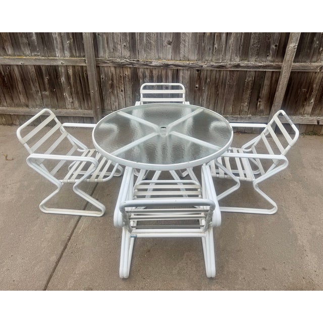 Vintage 1980's outdoor furniture set by high-end maker Mallin. Bold, angular Z-shaped tubular aluminum frames with vinyl...