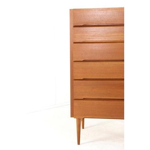 This beautiful vintage chest of drawers is a prime example of timeless design and craftsmanship. Crafted from warm teak...